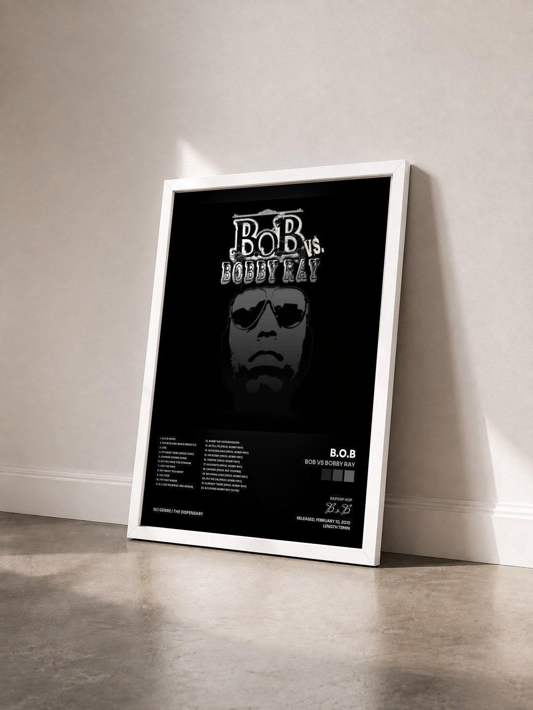 #blanc Tableau de l'album Bob vs Bobby Ray de B.o.B vu de trois quarts, cadre blanc