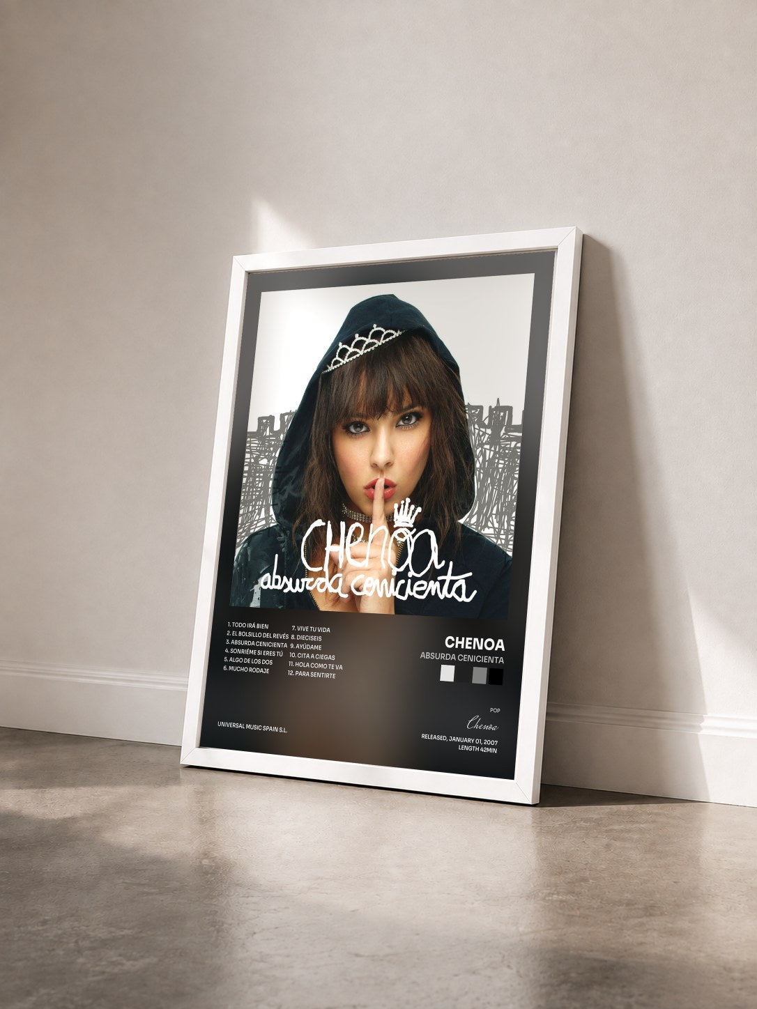 #blanc Tableau de l'album Absurda Cenicienta de Chenoa vu de trois quarts, cadre blanc