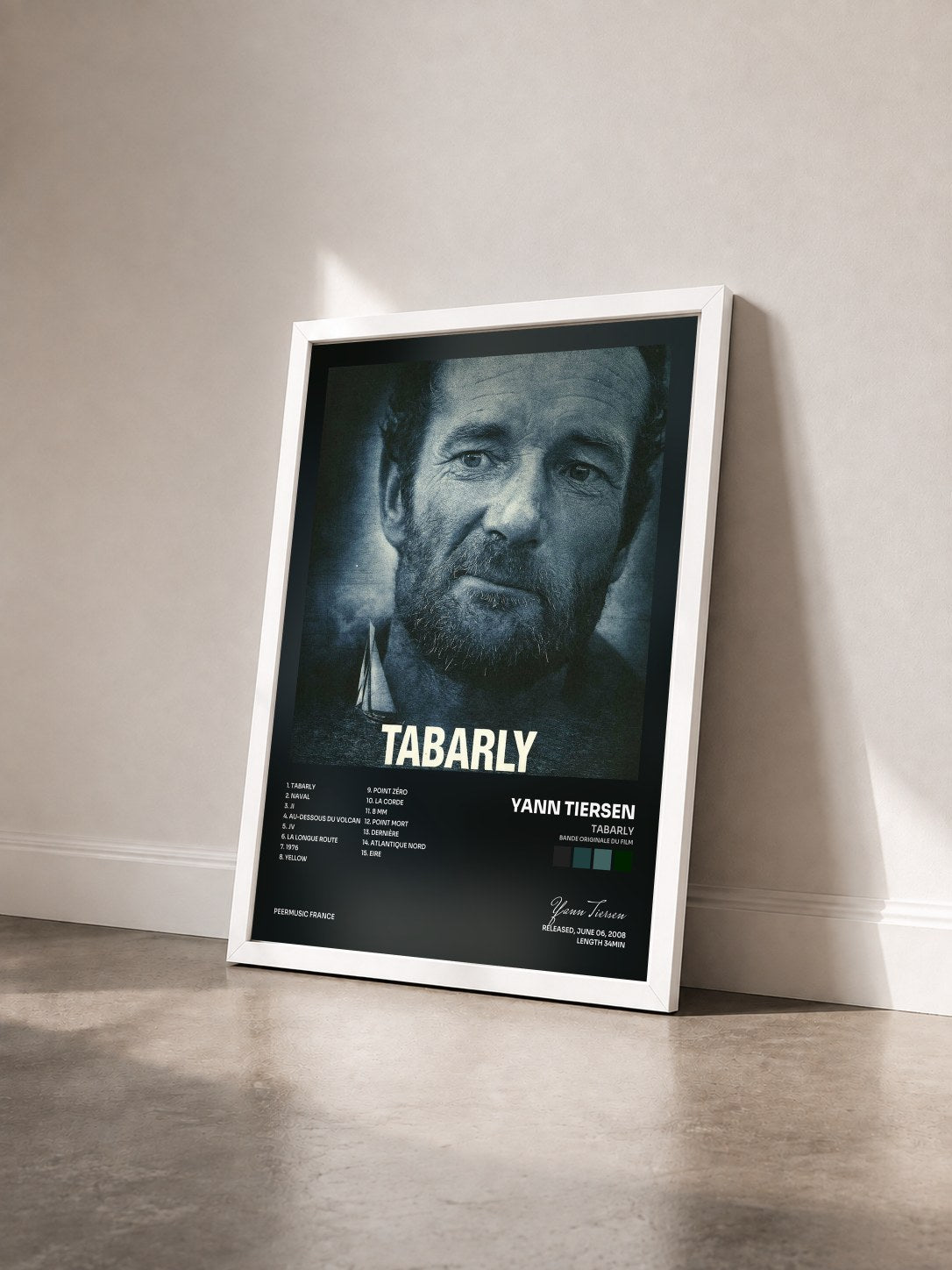 #blanc Tableau de l'album Tabarly (Bande originale du film) de Yann Tiersen vu de trois quarts, cadre blanc
