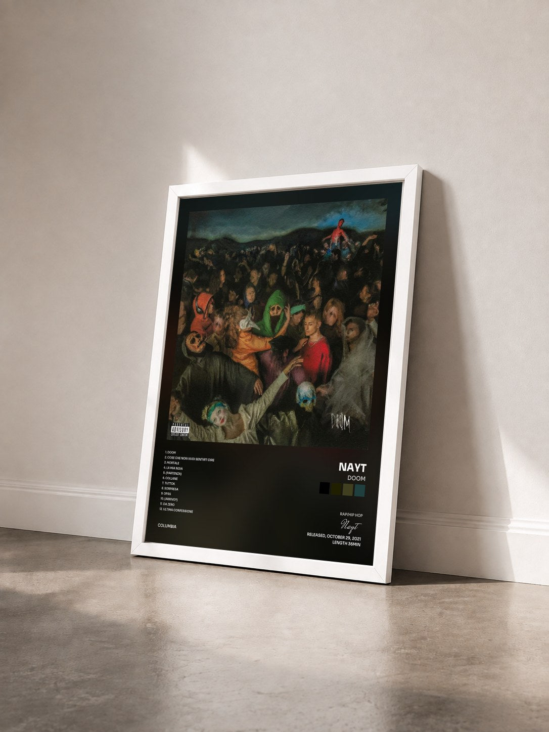 #blanc Tableau de l'album DOOM de Nayt vu de trois quarts, cadre blanc