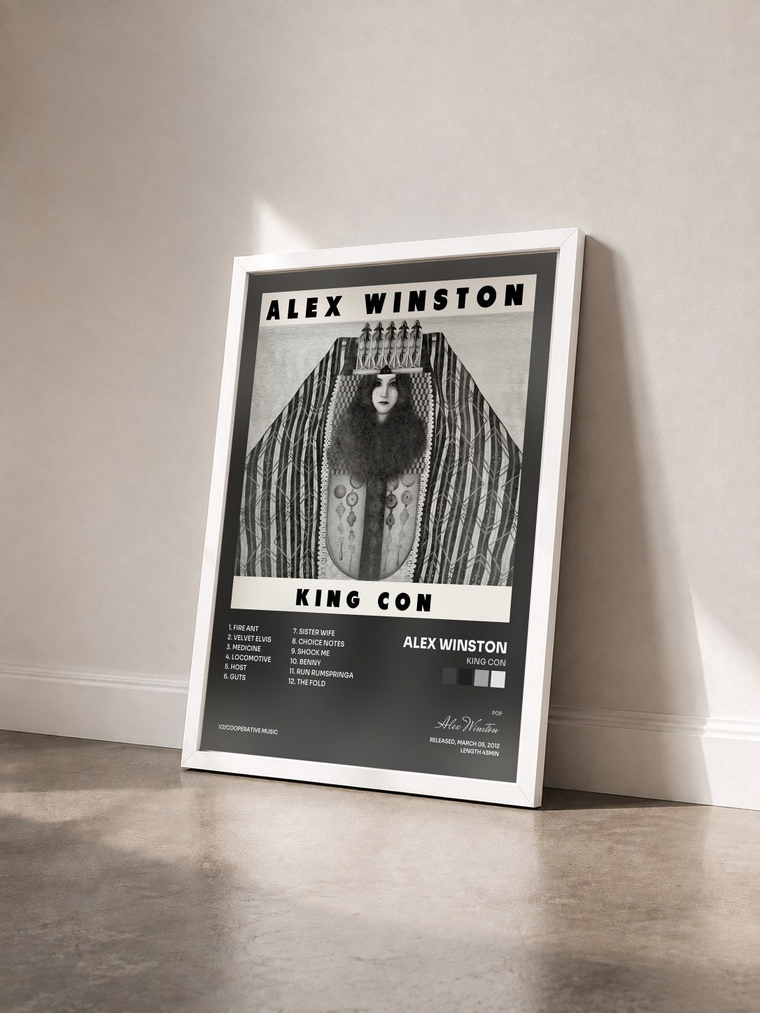 #blanc Tableau de l'album King Con de Alex Winston vu de trois quarts, cadre blanc
