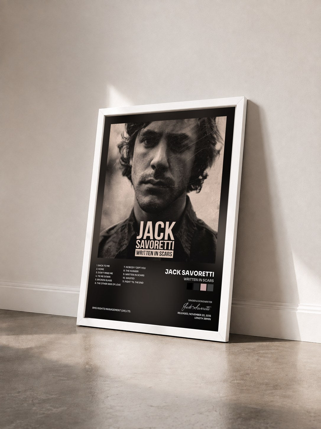 #blanc Tableau de l'album Written in Scars de Jack Savoretti vu de trois quarts, cadre blanc
