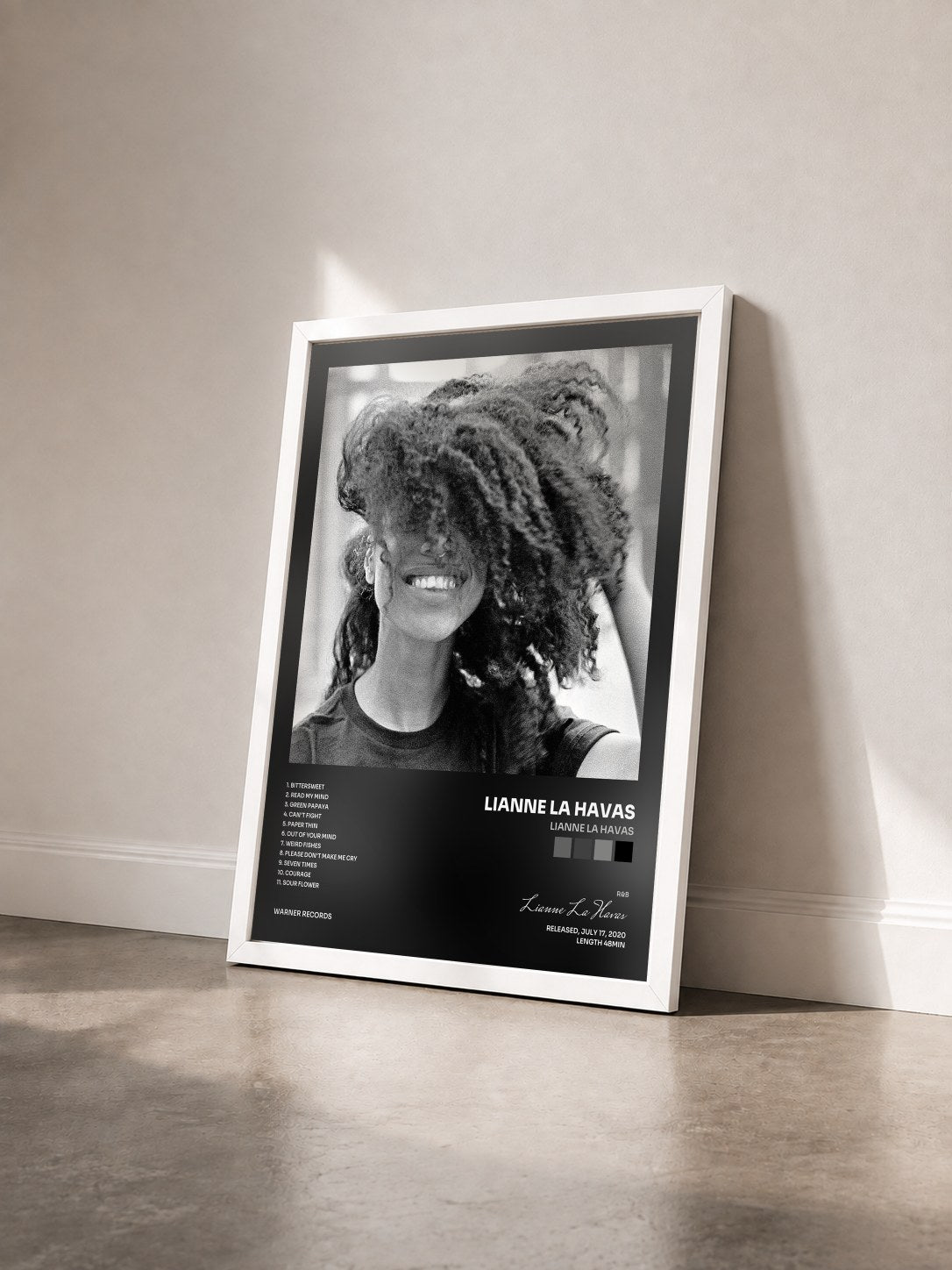 #blanc Tableau de l'album Lianne La Havas de Lianne La Havas vu de trois quarts, cadre blanc