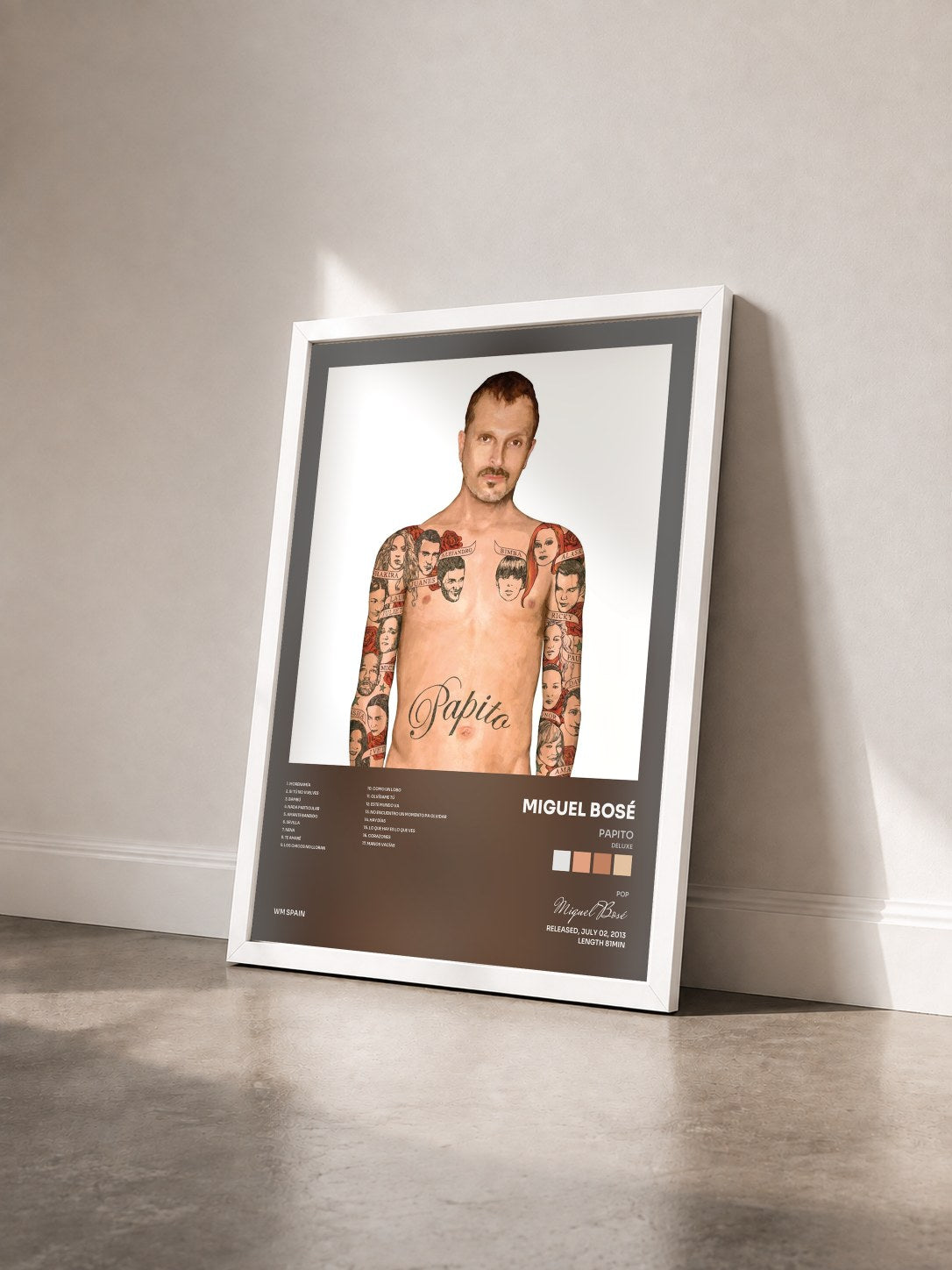 #blanc Tableau de l'album Papito (Deluxe) de Miguel Bosé vu de trois quarts, cadre blanc