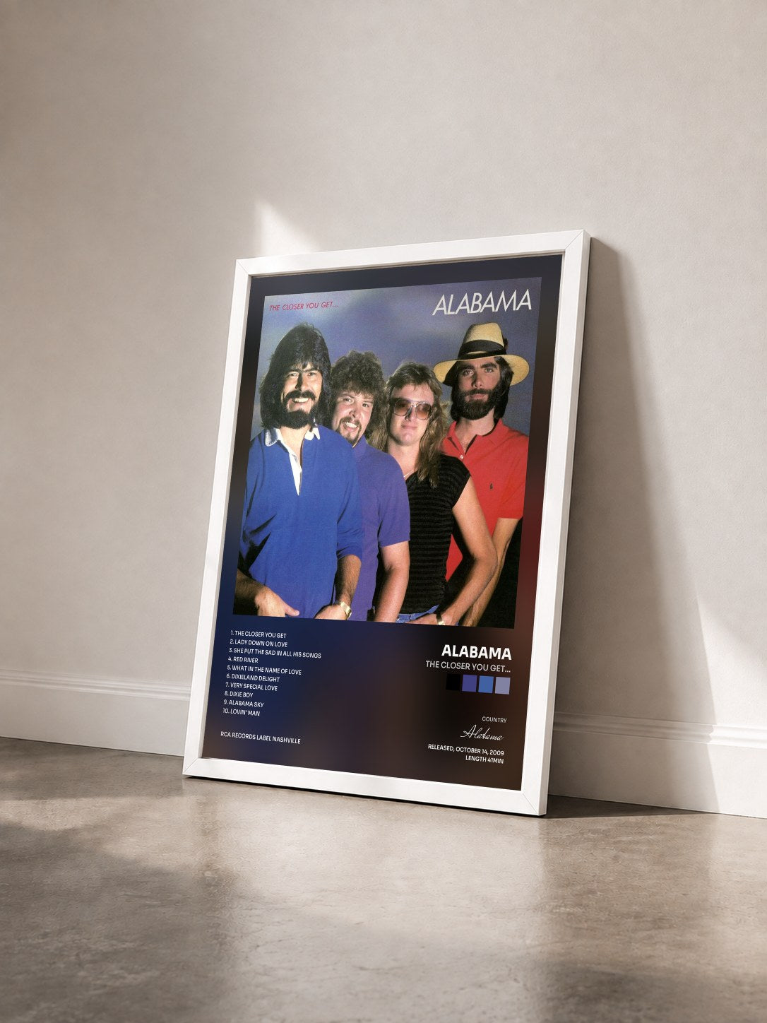 #blanc Tableau de l'album The Closer You Get... de Alabama vu de trois quarts, cadre blanc
