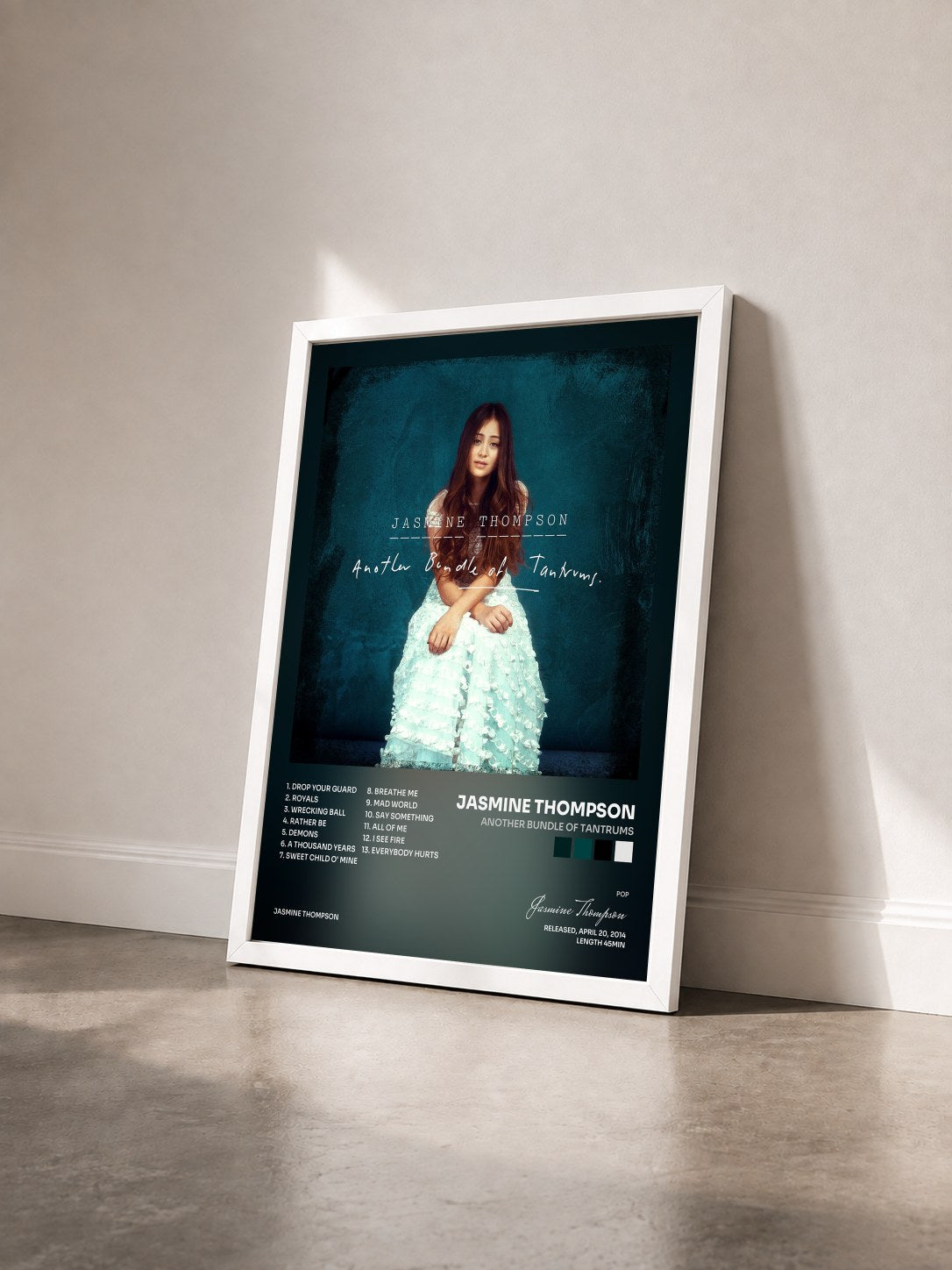 #blanc Tableau de l'album Another Bundle of Tantrums de Jasmine Thompson vu de trois quarts, cadre blanc