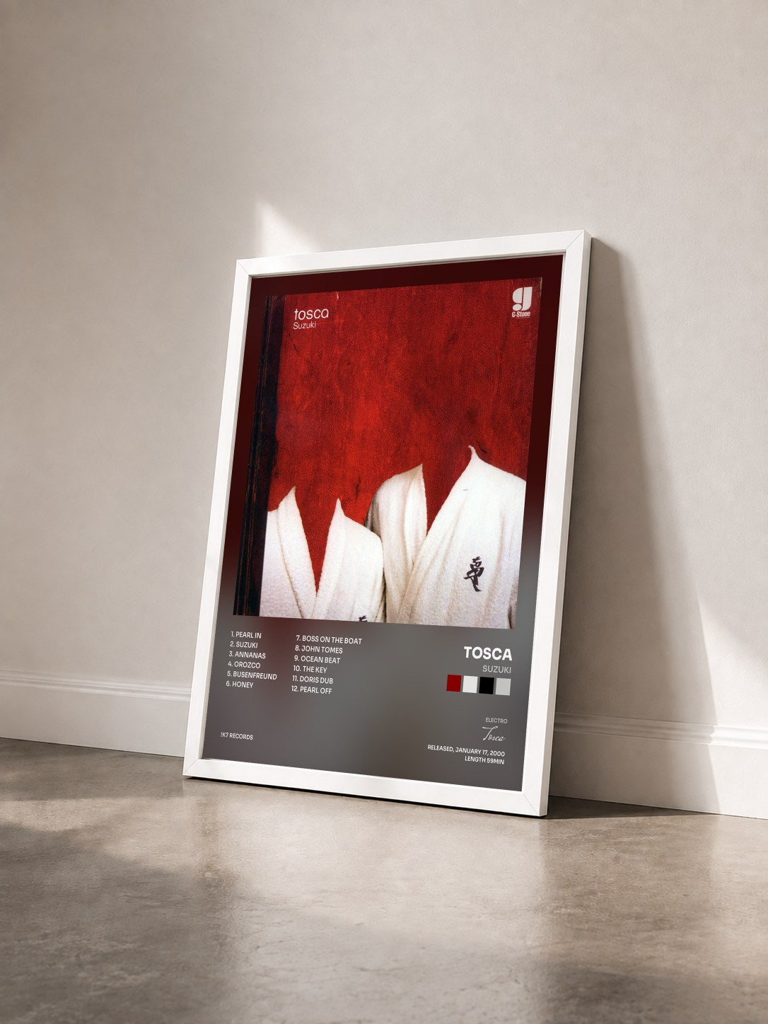 #blanc Tableau de l'album Suzuki de Tosca vu de trois quarts, cadre blanc