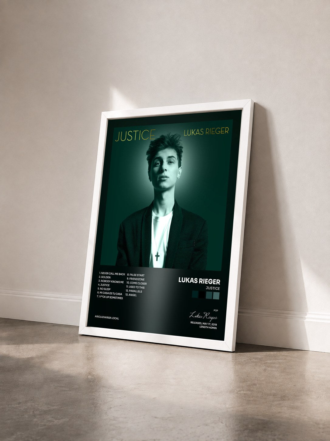 #blanc Tableau de l'album Justice de Lukas Rieger vu de trois quarts, cadre blanc