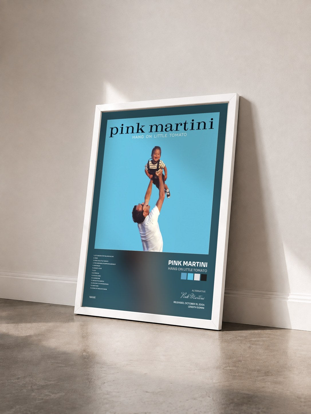 #blanc Tableau de l'album Hang on Little Tomato de Pink Martini vu de trois quarts, cadre blanc