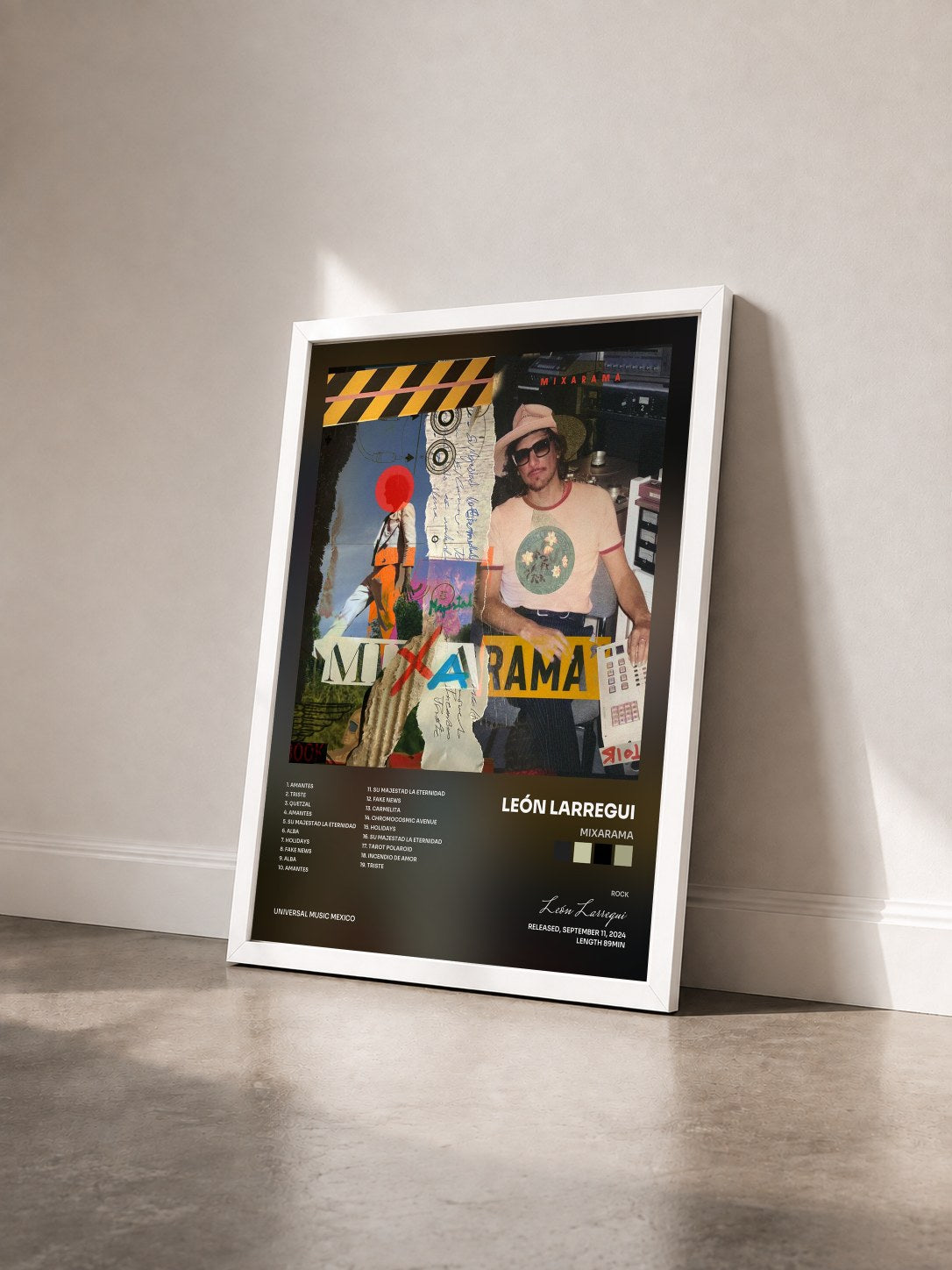 #blanc Tableau de l'album Mixarama de León Larregui vu de trois quarts, cadre blanc