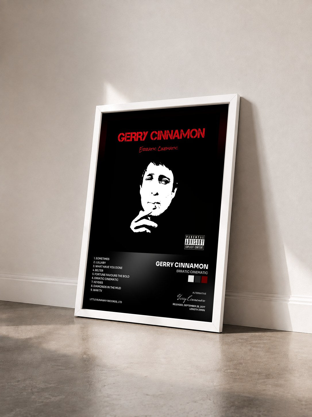 #blanc Tableau de l'album Erratic Cinematic de Gerry Cinnamon vu de trois quarts, cadre blanc