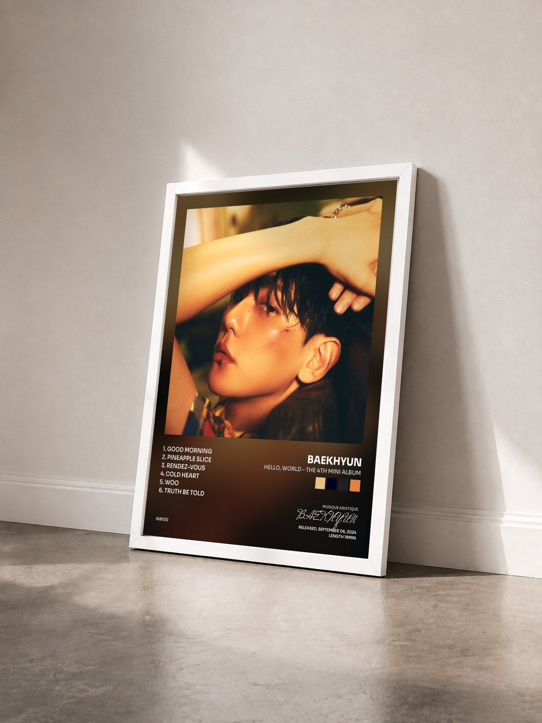 #blanc Tableau de l'album Hello, World - The 4th Mini Album de BAEKHYUN vu de trois quarts, cadre blanc