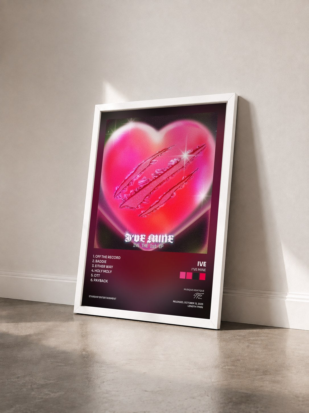 #blanc Tableau de l'album I'VE MINE de IVE vu de trois quarts, cadre blanc