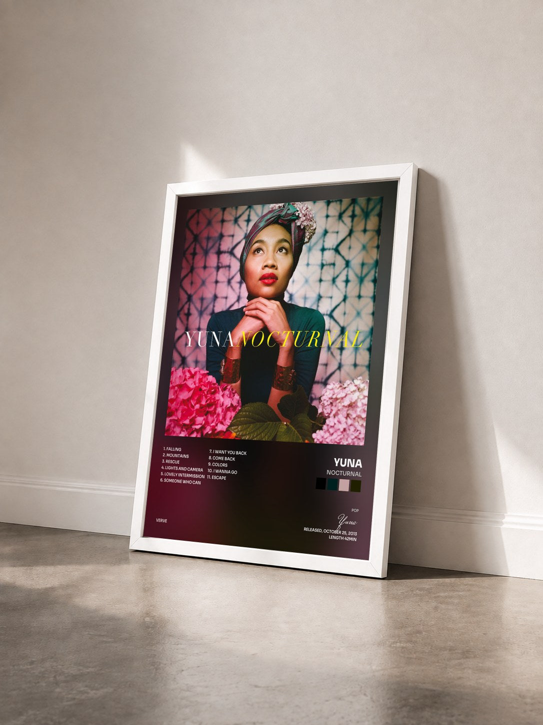 #blanc Tableau de l'album Nocturnal de Yuna vu de trois quarts, cadre blanc