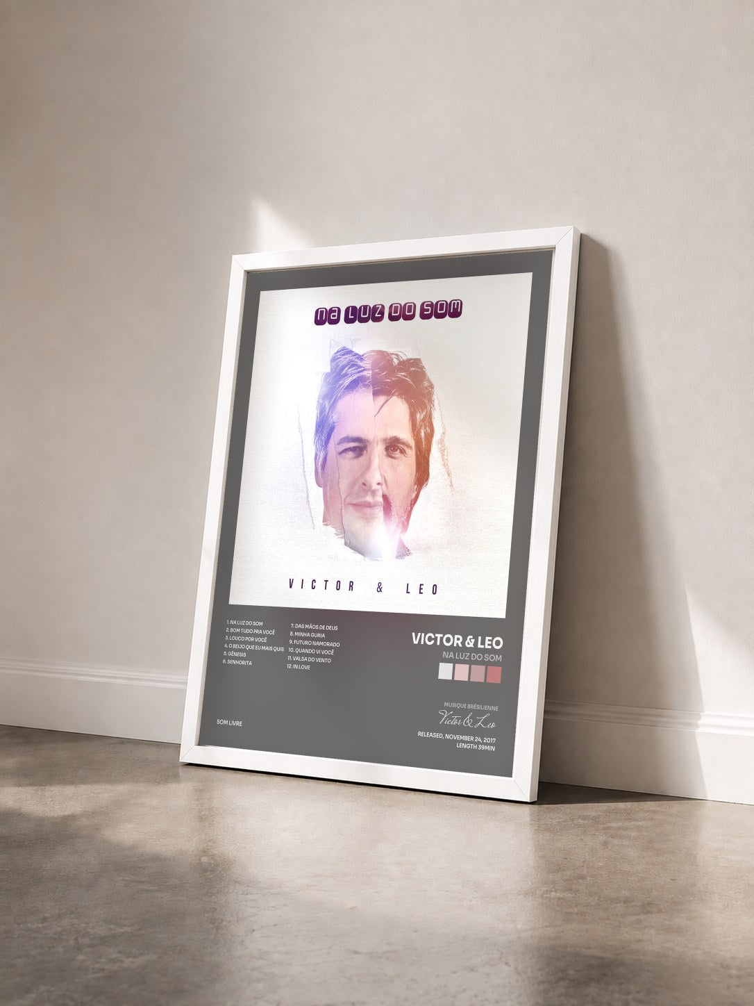 #blanc Tableau de l'album Na Luz do Som de Victor & Leo vu de trois quarts, cadre blanc