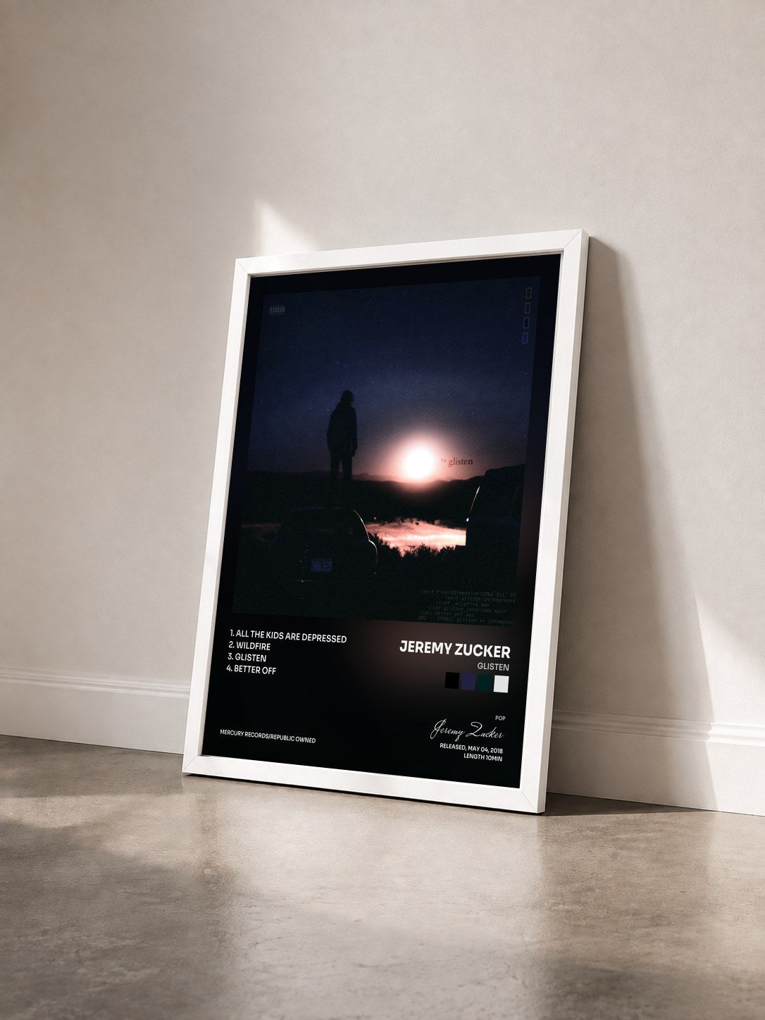 #blanc Tableau de l'album glisten de Jeremy Zucker vu de trois quarts, cadre blanc