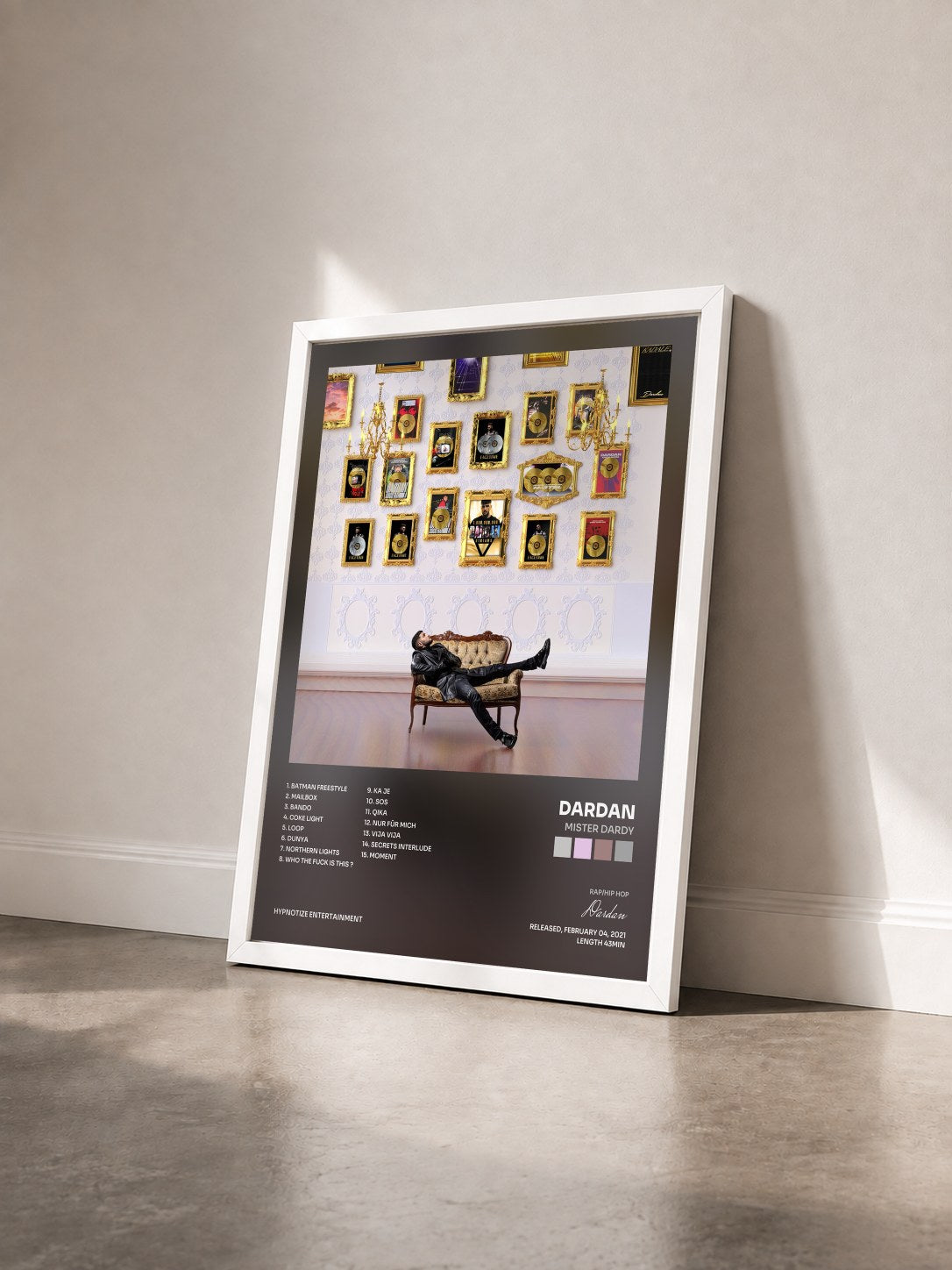 #blanc Tableau de l'album MISTER DARDY de Dardan vu de trois quarts, cadre blanc