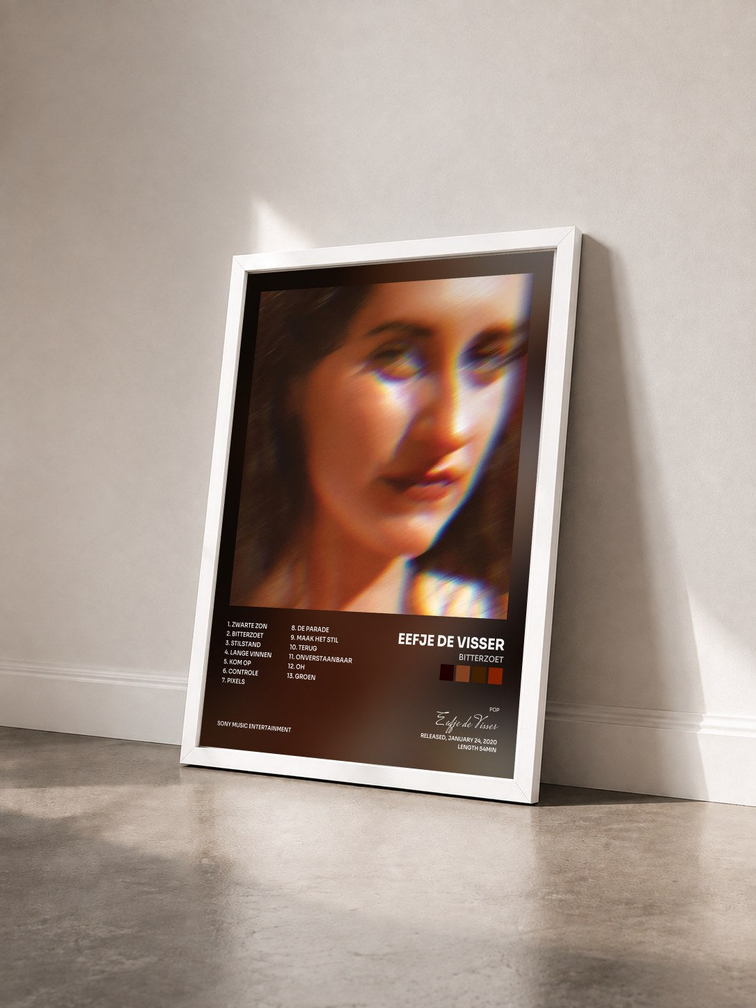 #blanc Tableau de l'album Bitterzoet de Eefje de Visser vu de trois quarts, cadre blanc