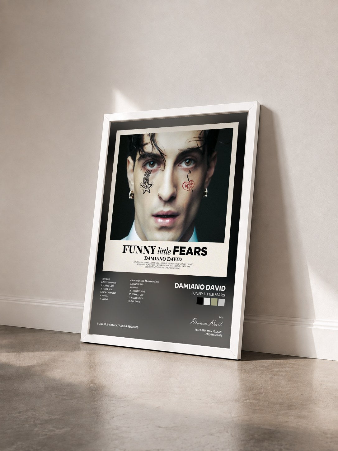 #blanc Tableau de l'album FUNNY little FEARS de Damiano David vu de trois quarts, cadre blanc