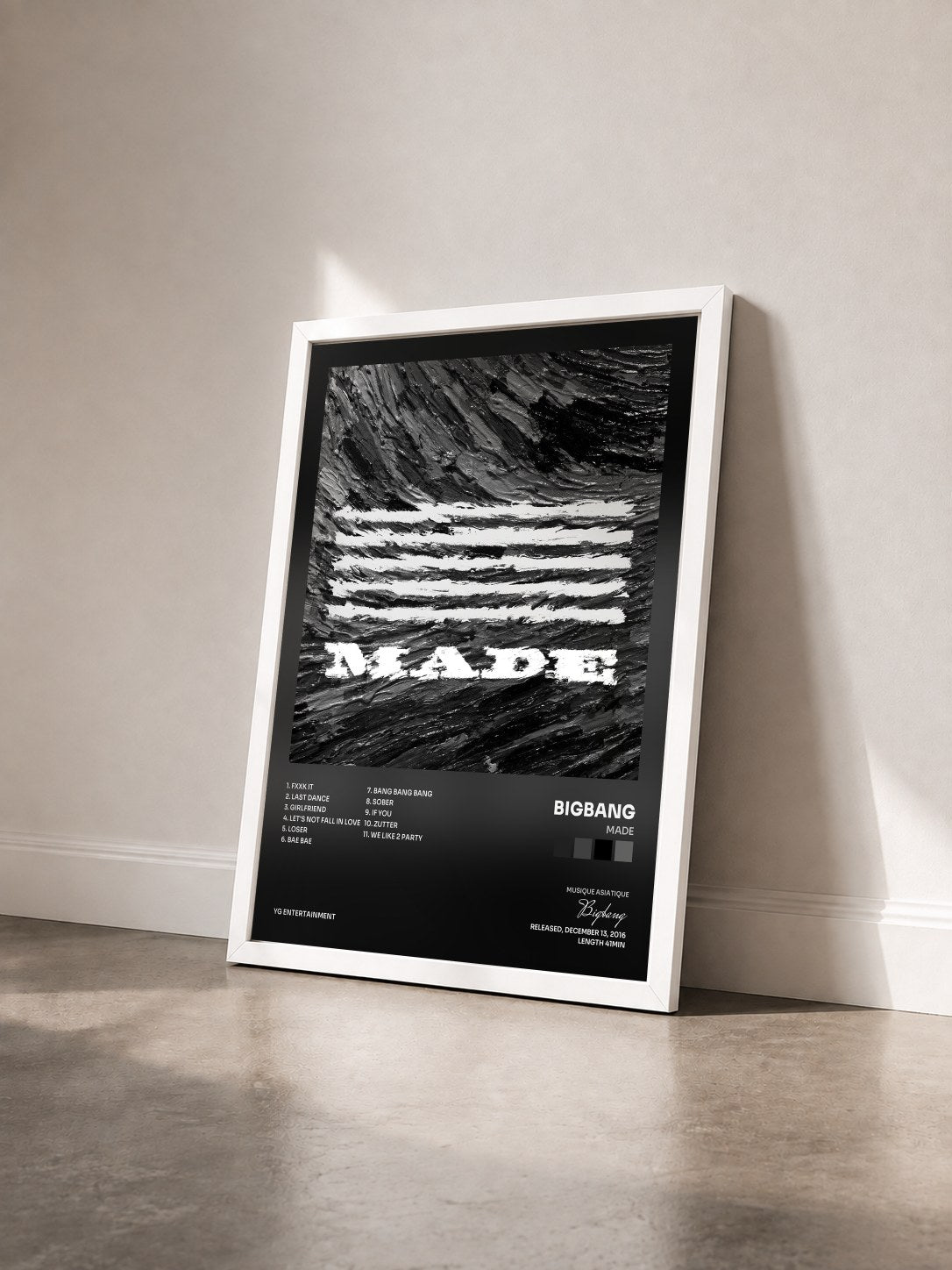 #blanc Tableau de l'album MADE de Bigbang vu de trois quarts, cadre blanc