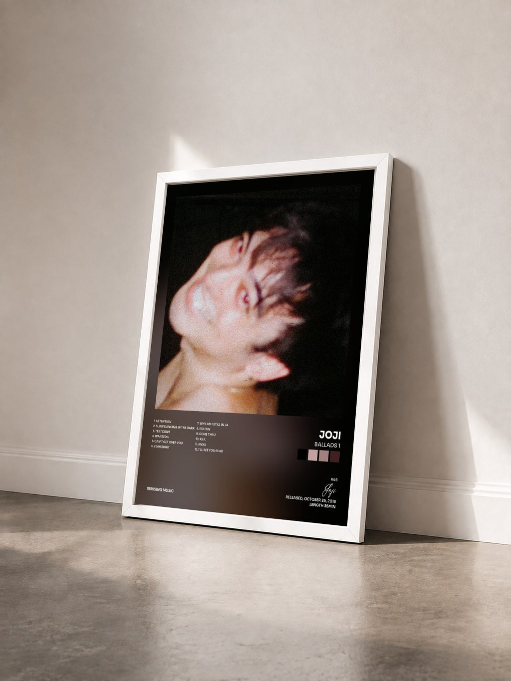 #blanc Tableau de l'album BALLADS 1 de Joji vu de trois quarts, cadre blanc