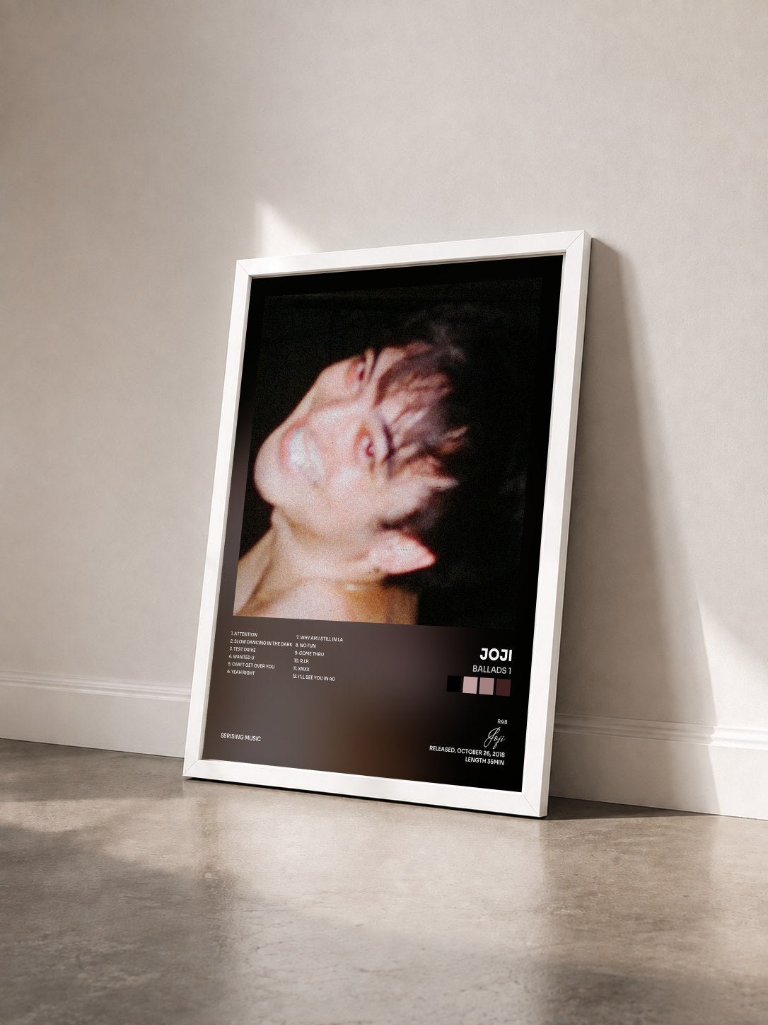 #blanc Tableau de l'album BALLADS 1 de Joji vu de trois quarts, cadre blanc