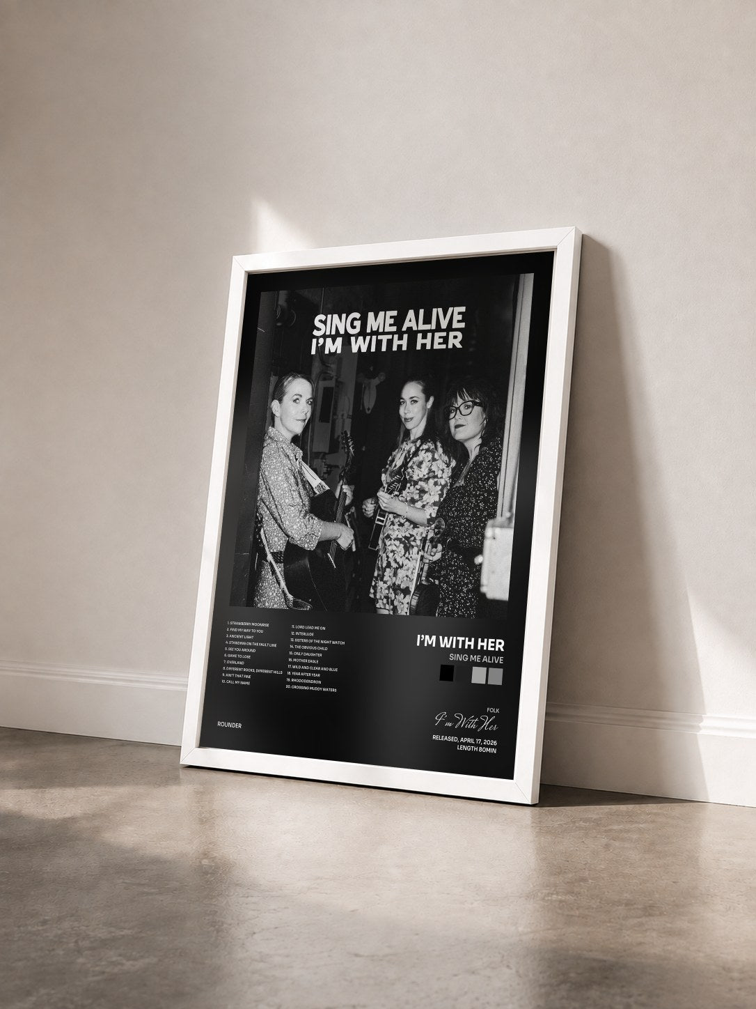 #blanc Tableau de l'album Sing Me Alive de I’m With Her vu de trois quarts, cadre blanc