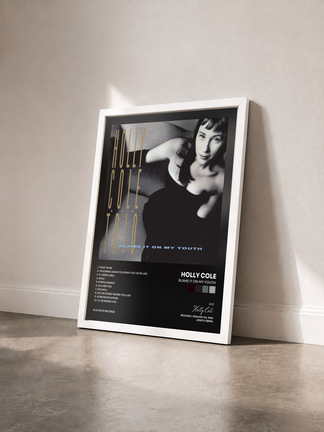 #blanc Tableau de l'album Blame It On My Youth de Holly Cole vu de trois quarts, cadre blanc