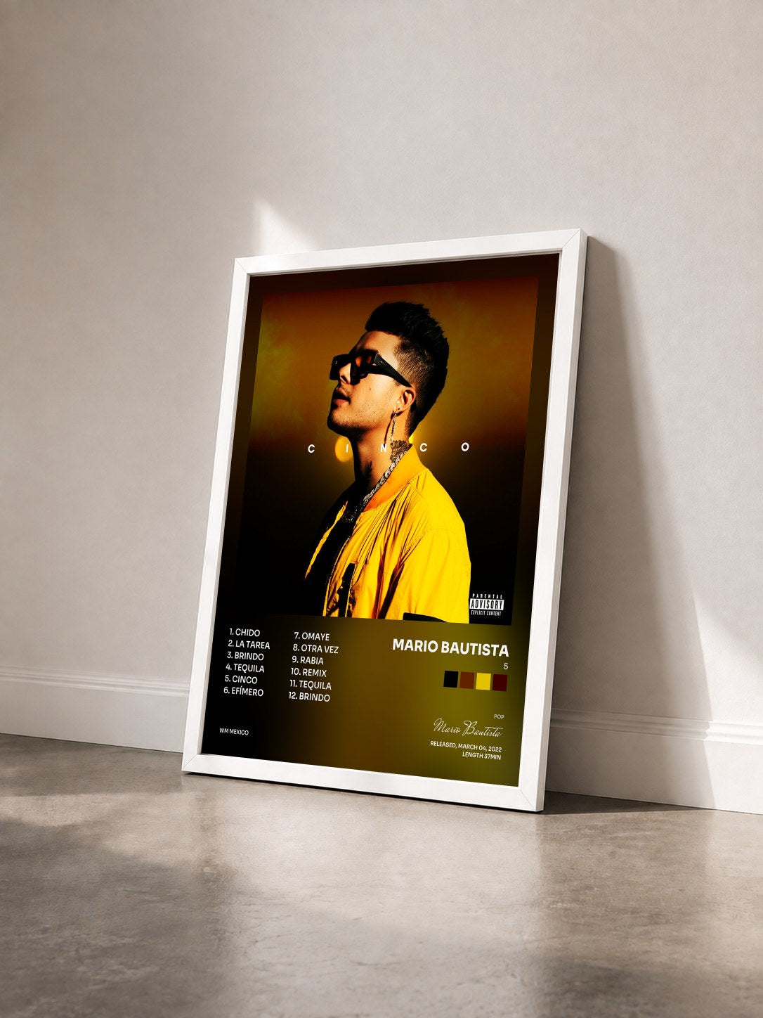 #blanc Tableau de l'album 5 de Mario Bautista vu de trois quarts, cadre blanc
