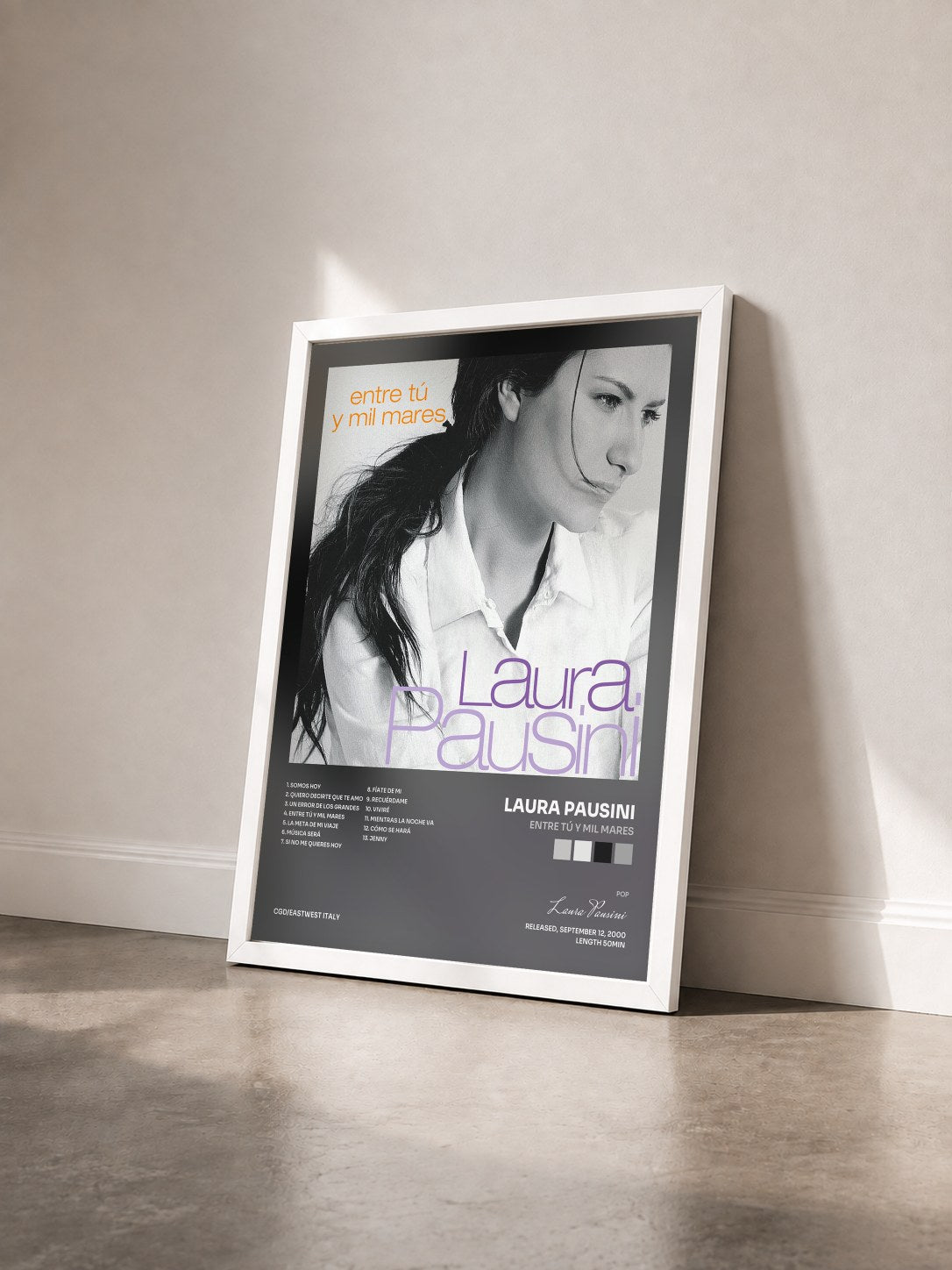 #blanc Tableau de l'album Entre tú y mil mares de Laura Pausini vu de trois quarts, cadre blanc