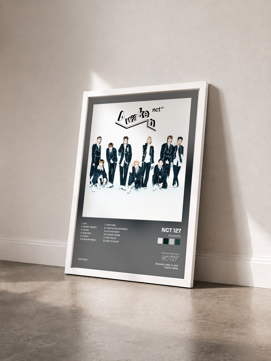 #blanc Tableau de l'album Awaken de NCT 127 vu de trois quarts, cadre blanc
