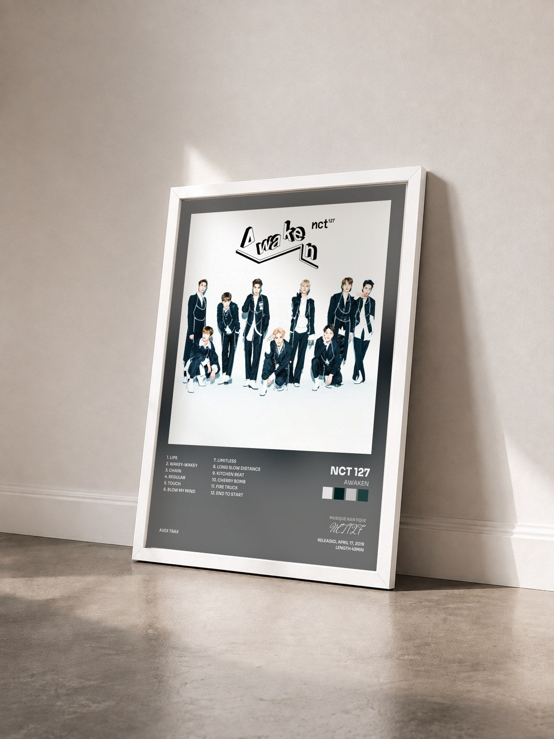 #blanc Tableau de l'album Awaken de NCT 127 vu de trois quarts, cadre blanc