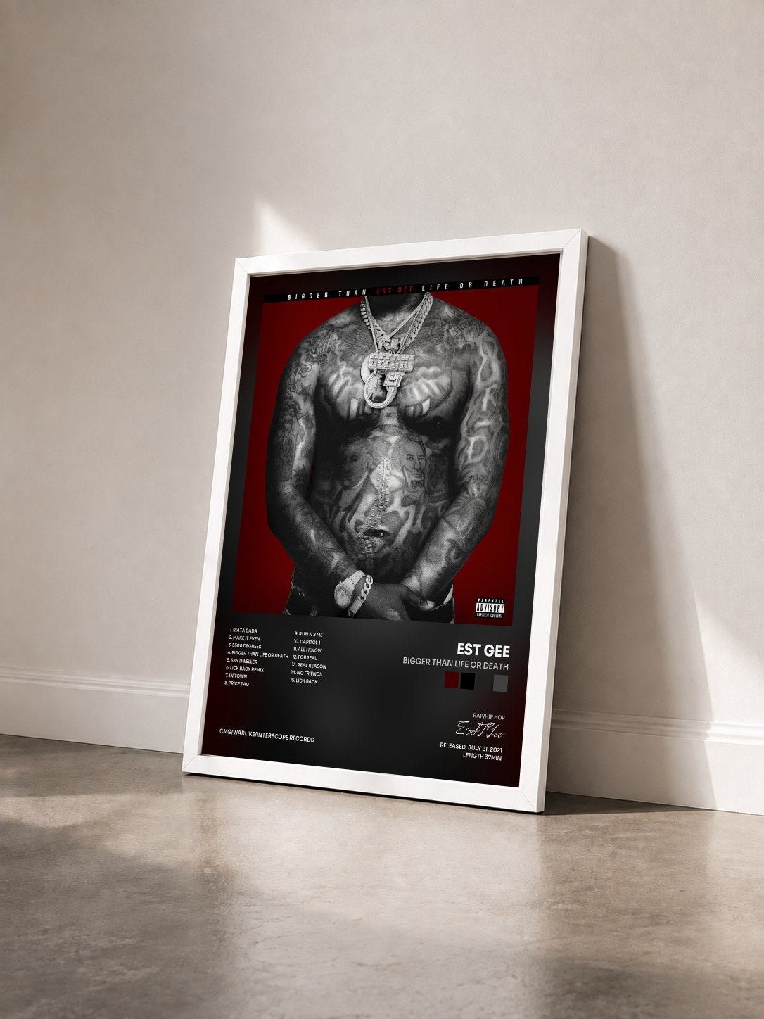#blanc Tableau de l'album Bigger Than Life Or Death de EST Gee vu de trois quarts, cadre blanc