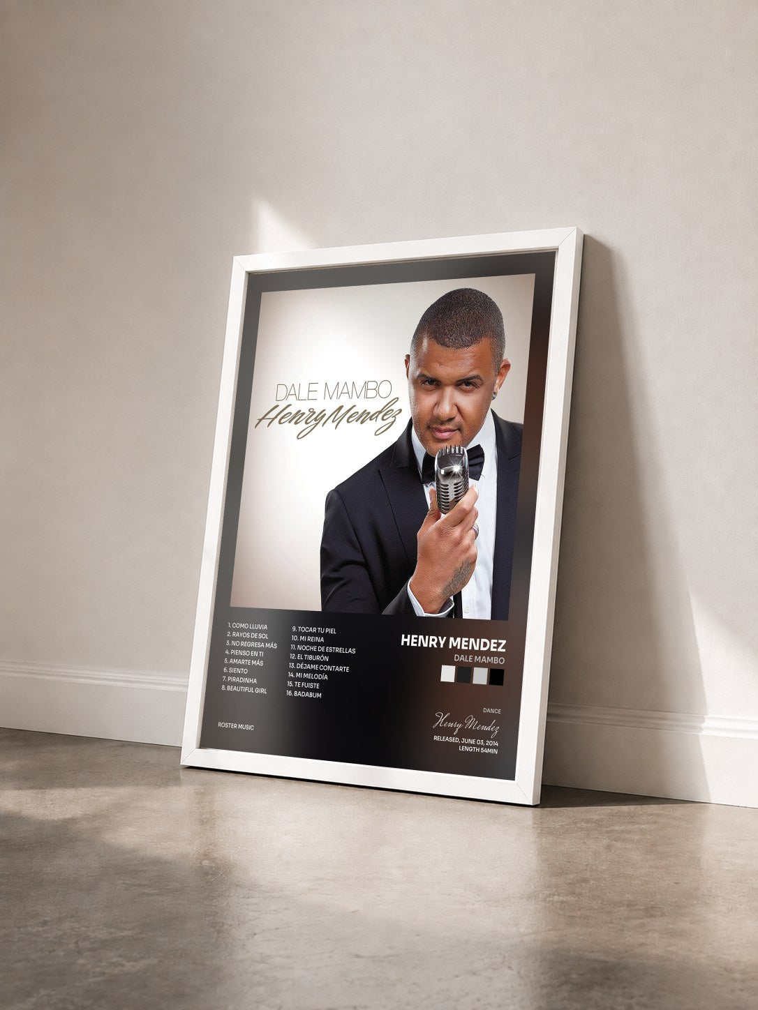 #blanc Tableau de l'album Dale Mambo de Henry Mendez vu de trois quarts, cadre blanc