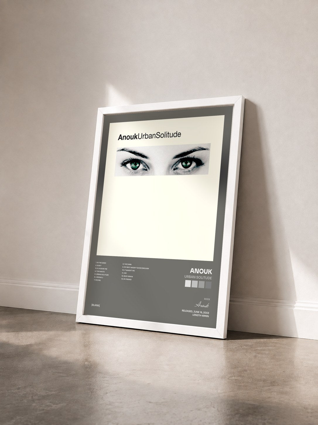 #blanc Tableau de l'album Urban Solitude de Anouk vu de trois quarts, cadre blanc
