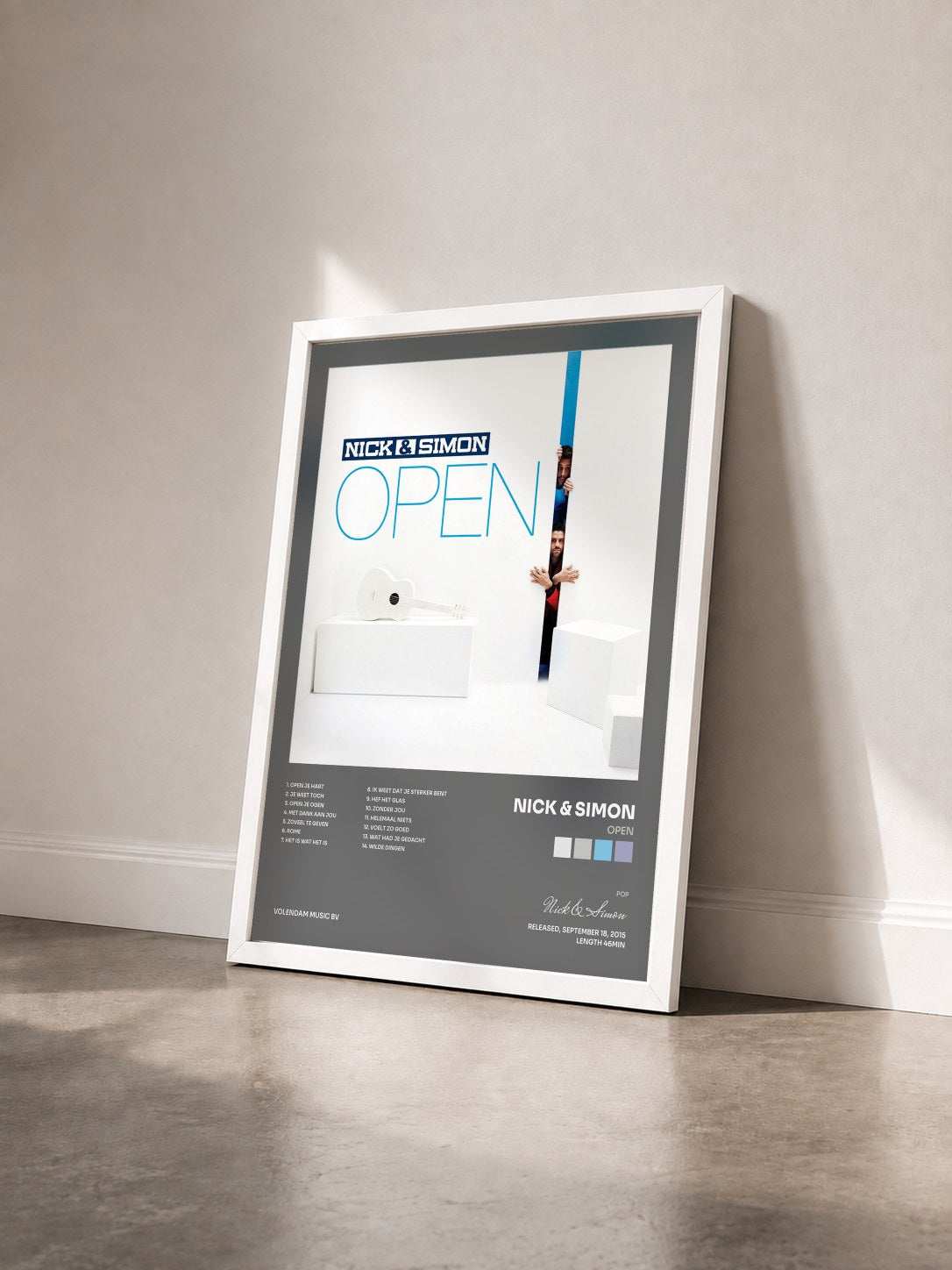 #blanc Tableau de l'album Open de Nick & Simon vu de trois quarts, cadre blanc