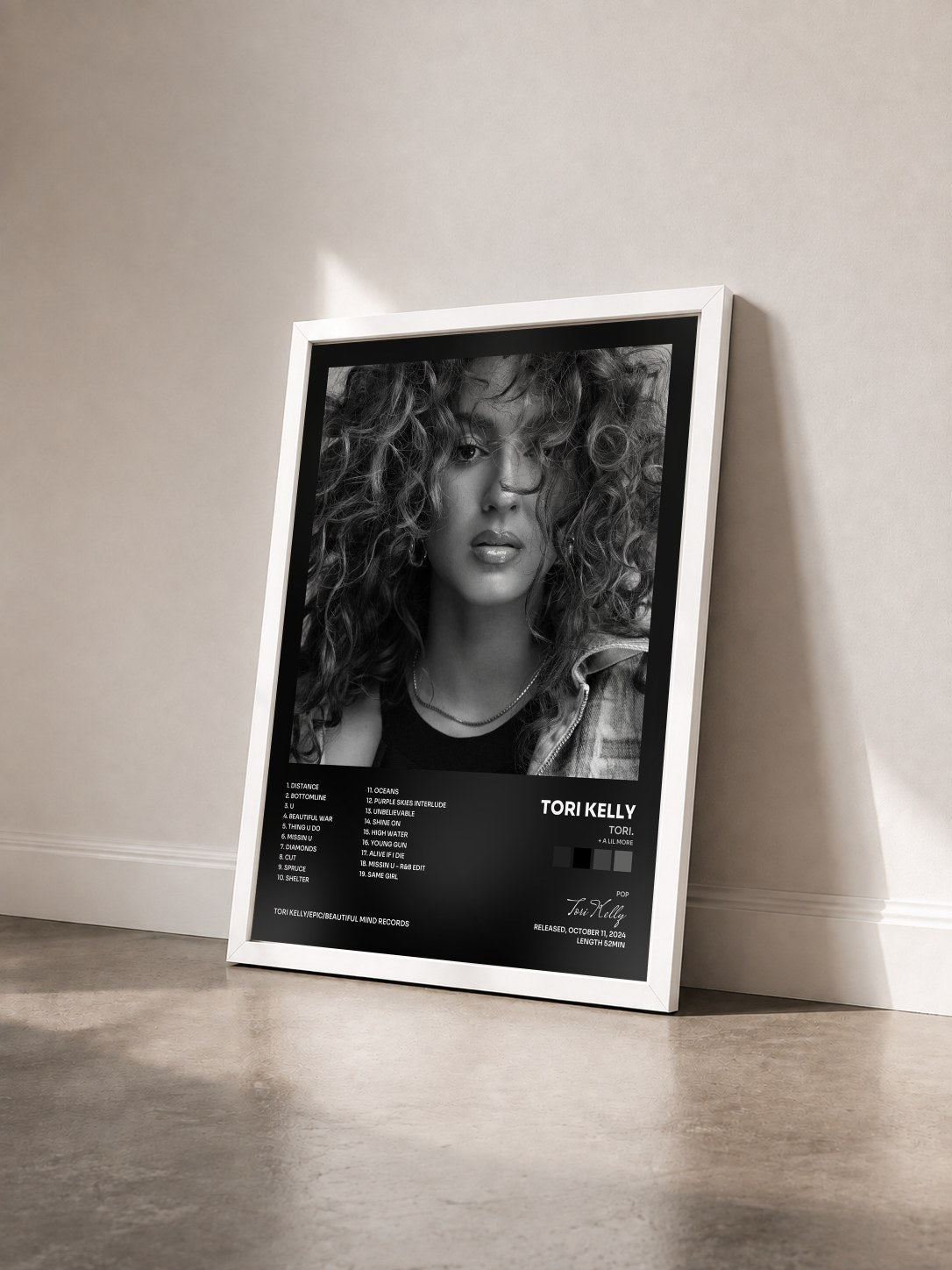 #blanc Tableau de l'album TORI. (+ a lil more) de Tori Kelly vu de trois quarts, cadre blanc