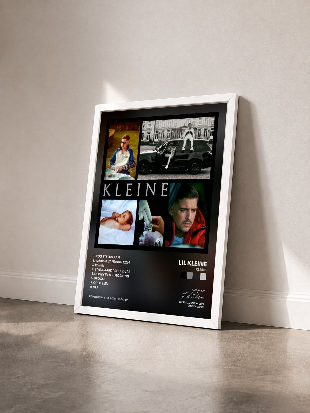 #blanc Tableau de l'album KLEINE de Lil Kleine vu de trois quarts, cadre blanc