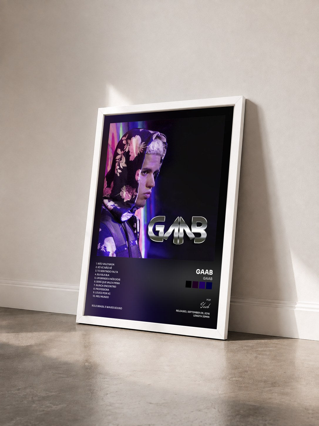 #blanc Tableau de l'album Gaab de Gaab vu de trois quarts, cadre blanc