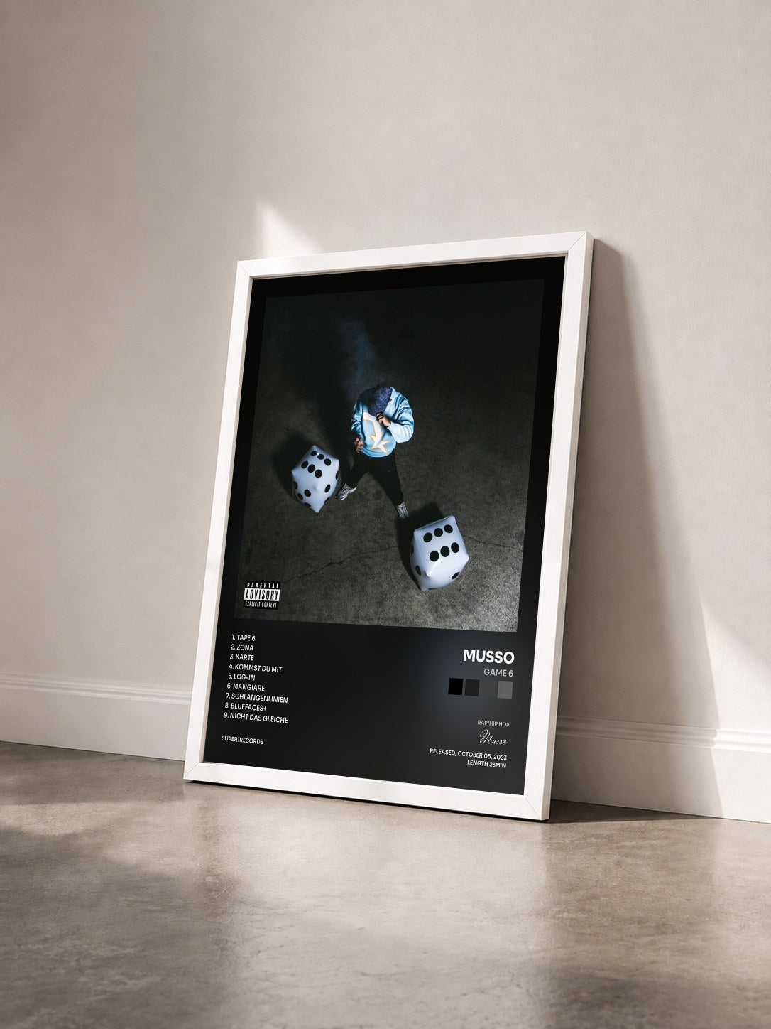 #blanc Tableau de l'album GAME 6 de Musso vu de trois quarts, cadre blanc