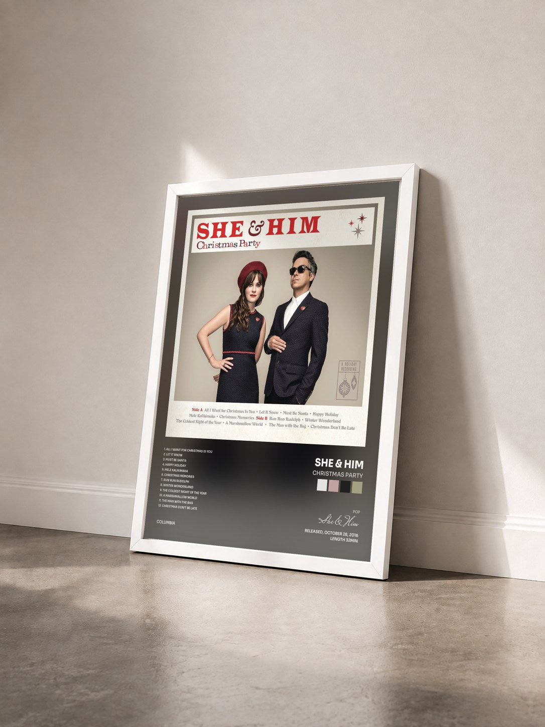 #blanc Tableau de l'album Christmas Party de She & Him vu de trois quarts, cadre blanc