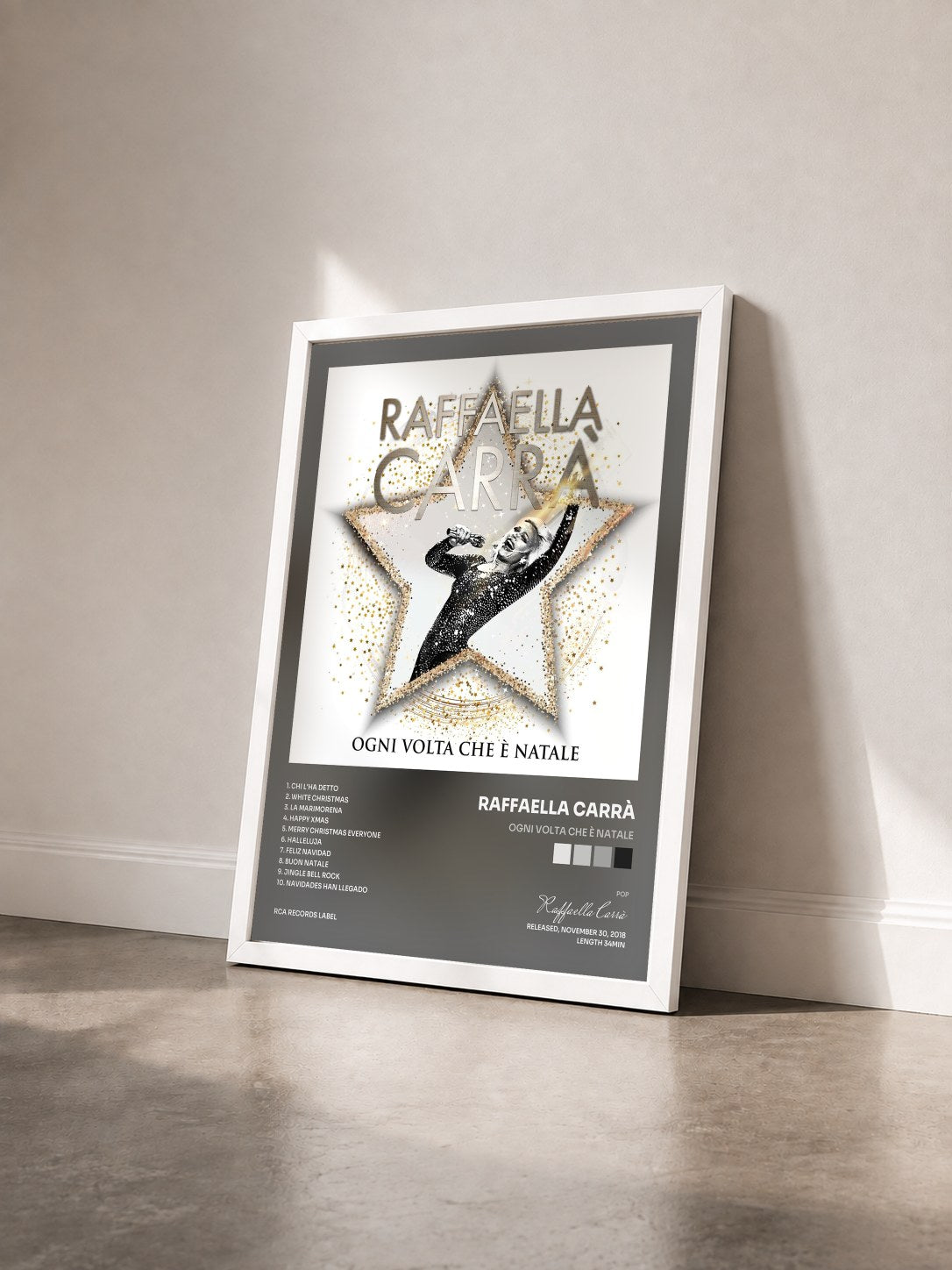 #blanc Tableau de l'album Ogni volta che è Natale de Raffaella Carrà vu de trois quarts, cadre blanc