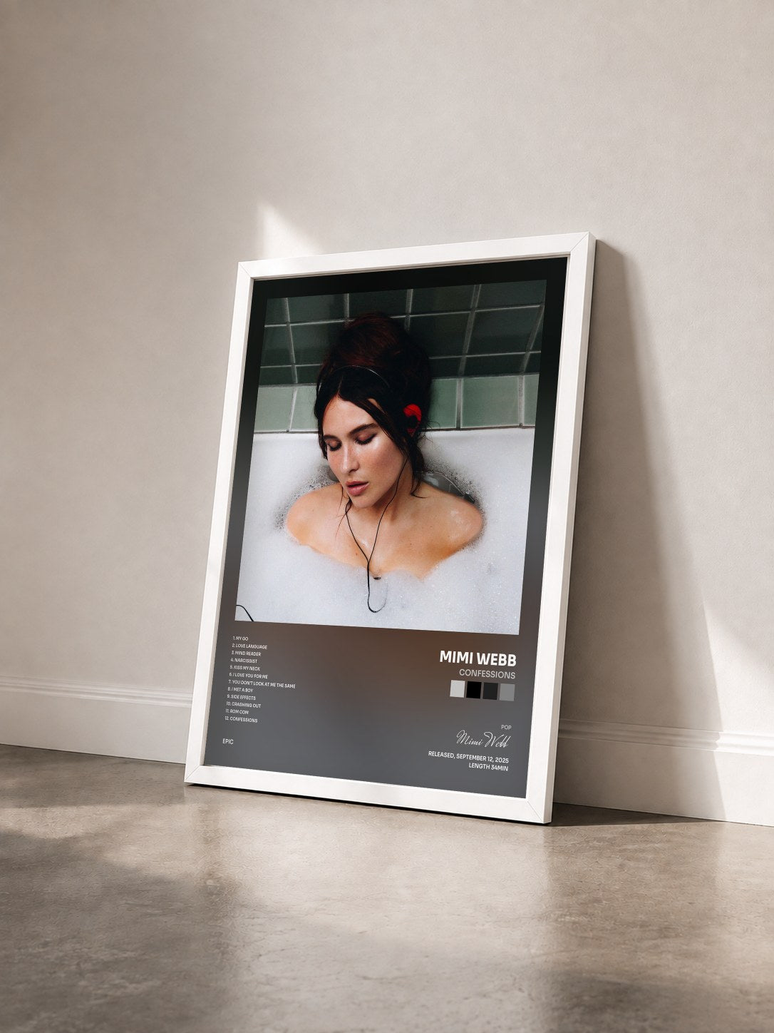 #blanc Tableau de l'album Confessions de Mimi Webb vu de trois quarts, cadre blanc