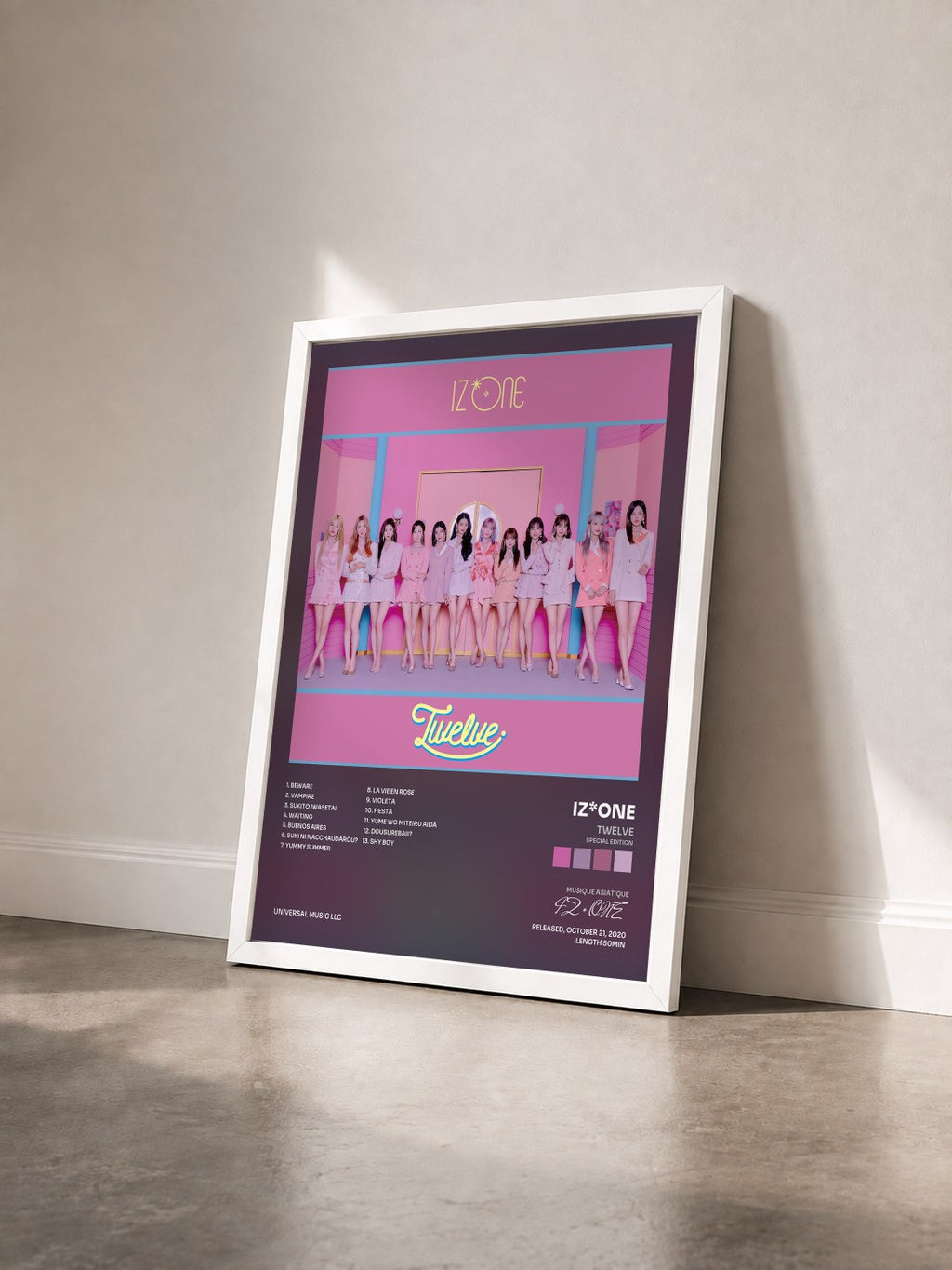 #blanc Tableau de l'album Twelve (Special Edition) de IZ*ONE vu de trois quarts, cadre blanc