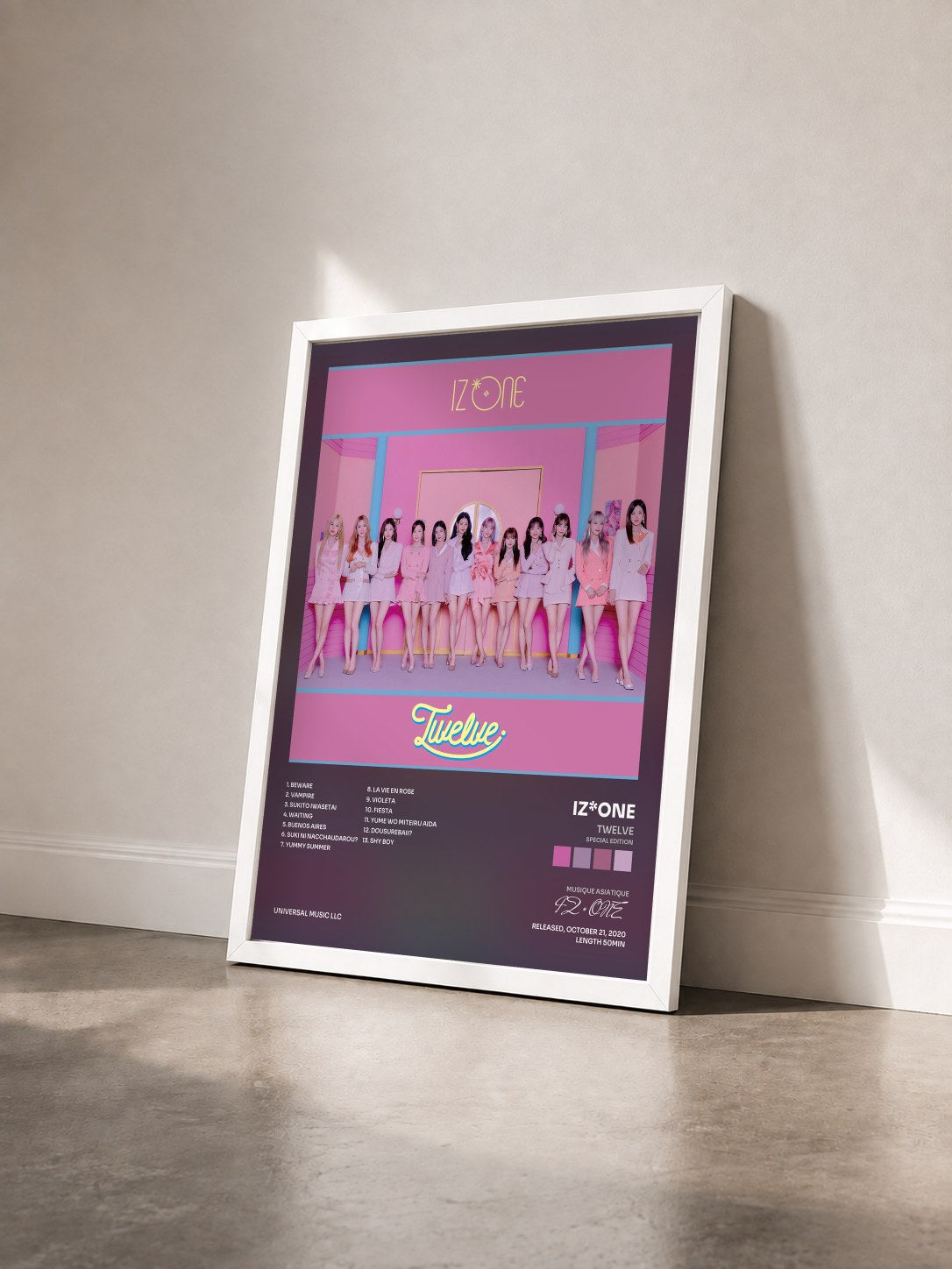 #blanc Tableau de l'album Twelve (Special Edition) de IZ*ONE vu de trois quarts, cadre blanc