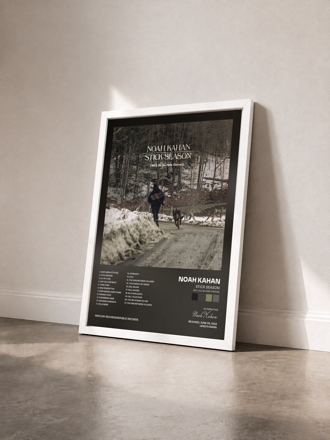 #blanc Tableau de l'album Stick Season (We'll All Be Here Forever) de Noah Kahan vu de trois quarts, cadre blanc