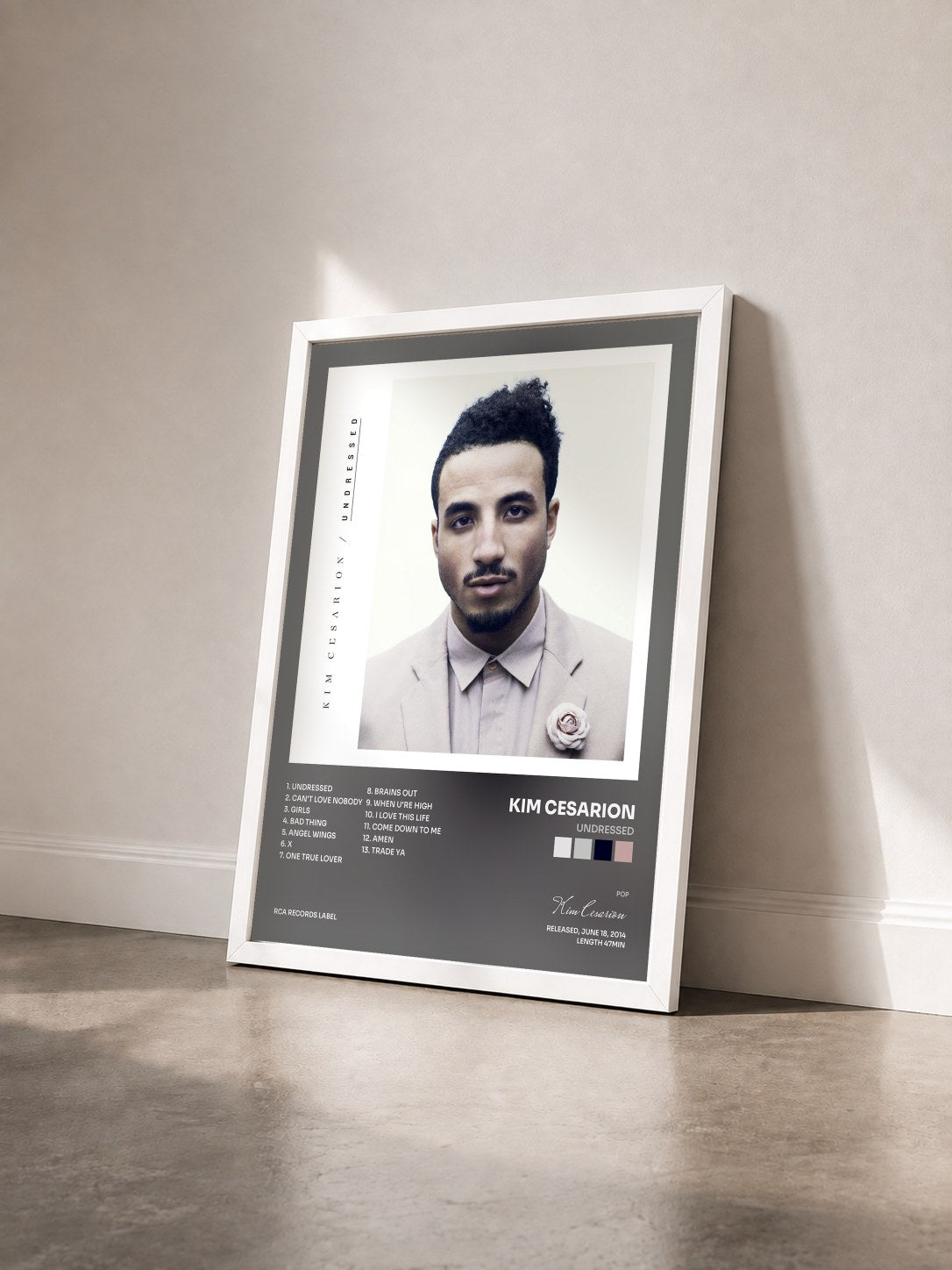 #blanc Tableau de l'album Undressed de Kim Cesarion vu de trois quarts, cadre blanc