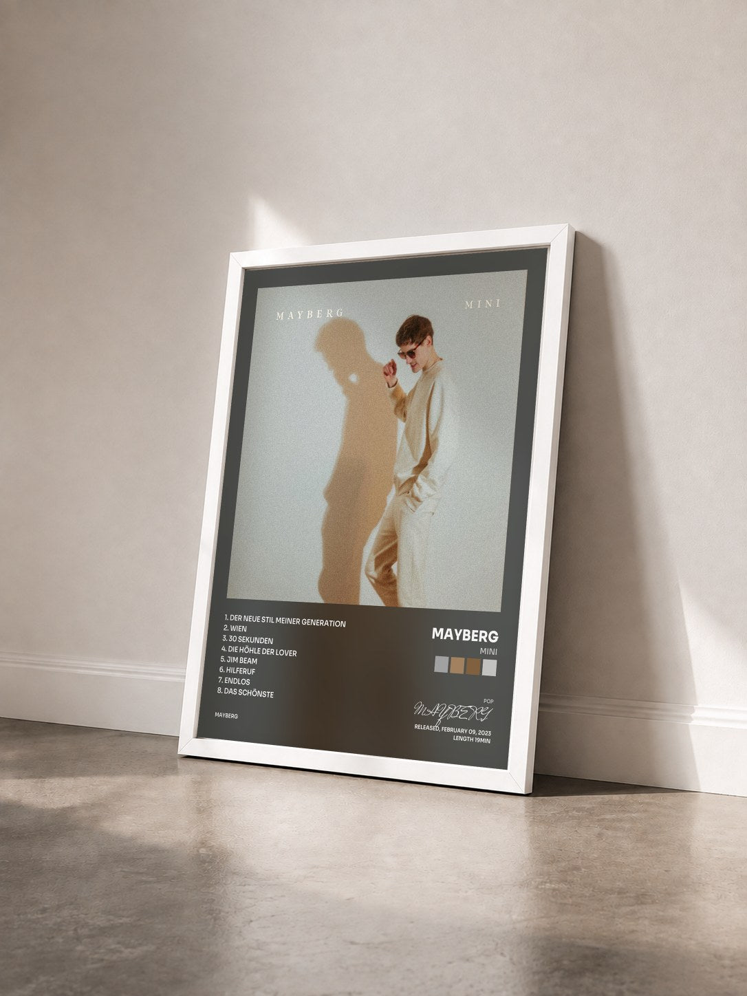 #blanc Tableau de l'album MINI de MAYBERG vu de trois quarts, cadre blanc
