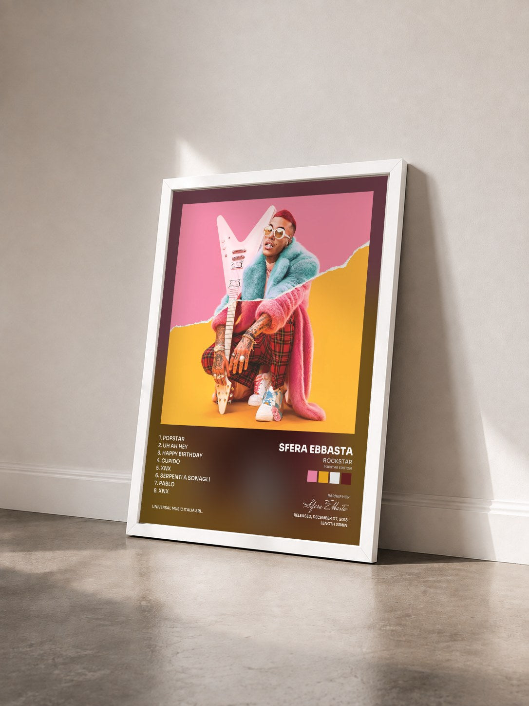 #blanc Tableau de l'album Rockstar (Popstar Edition) de Sfera Ebbasta vu de trois quarts, cadre blanc