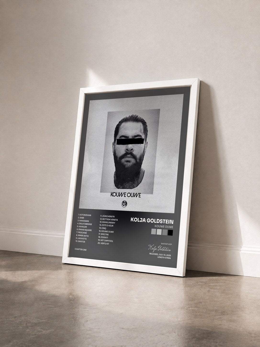 #blanc Tableau de l'album KOUWE OUWE de Kolja Goldstein vu de trois quarts, cadre blanc